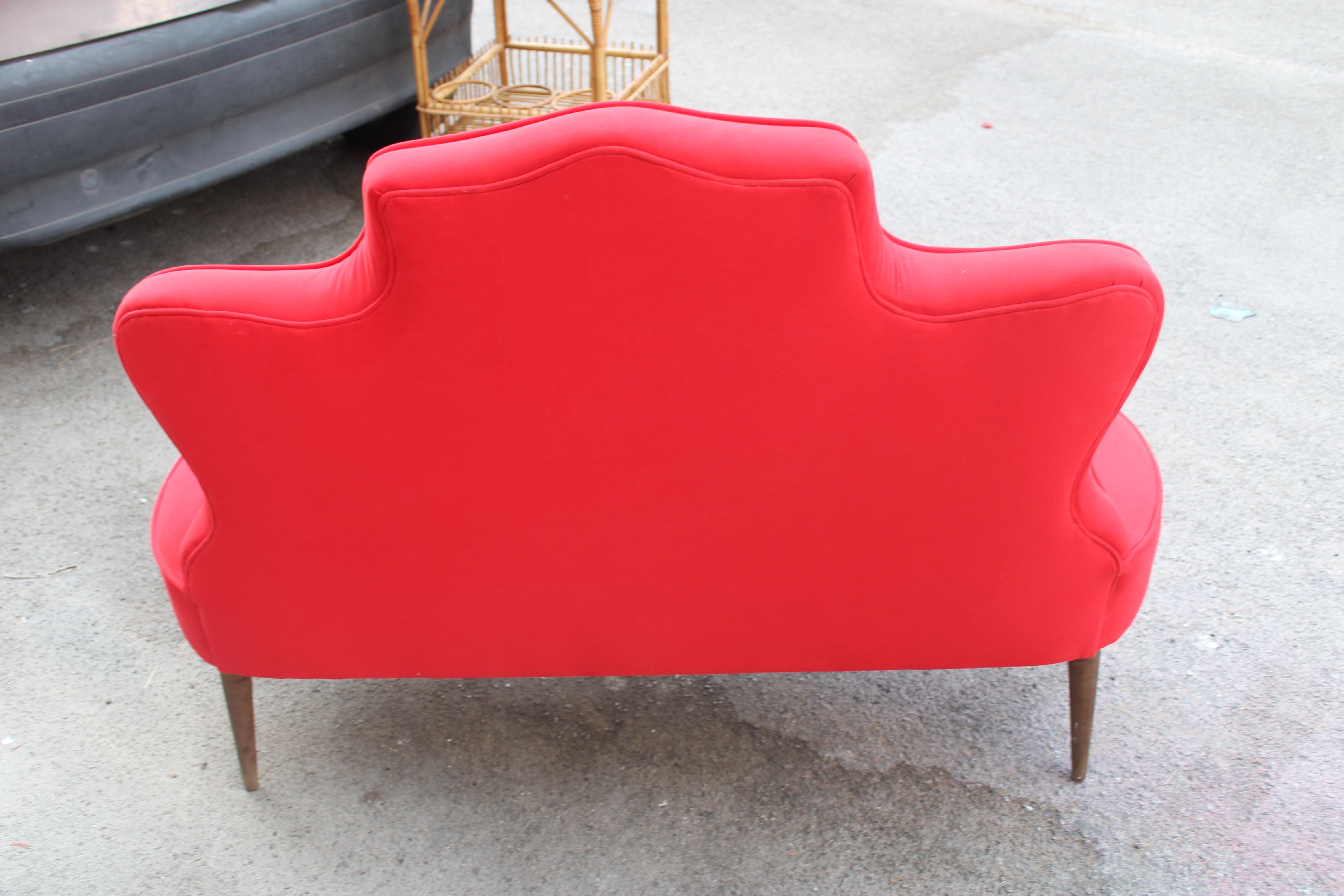 Divanetto Sagomato Italiano Cesare Lacca 1950 Tessuto Rosso Cardinale in vendita 4