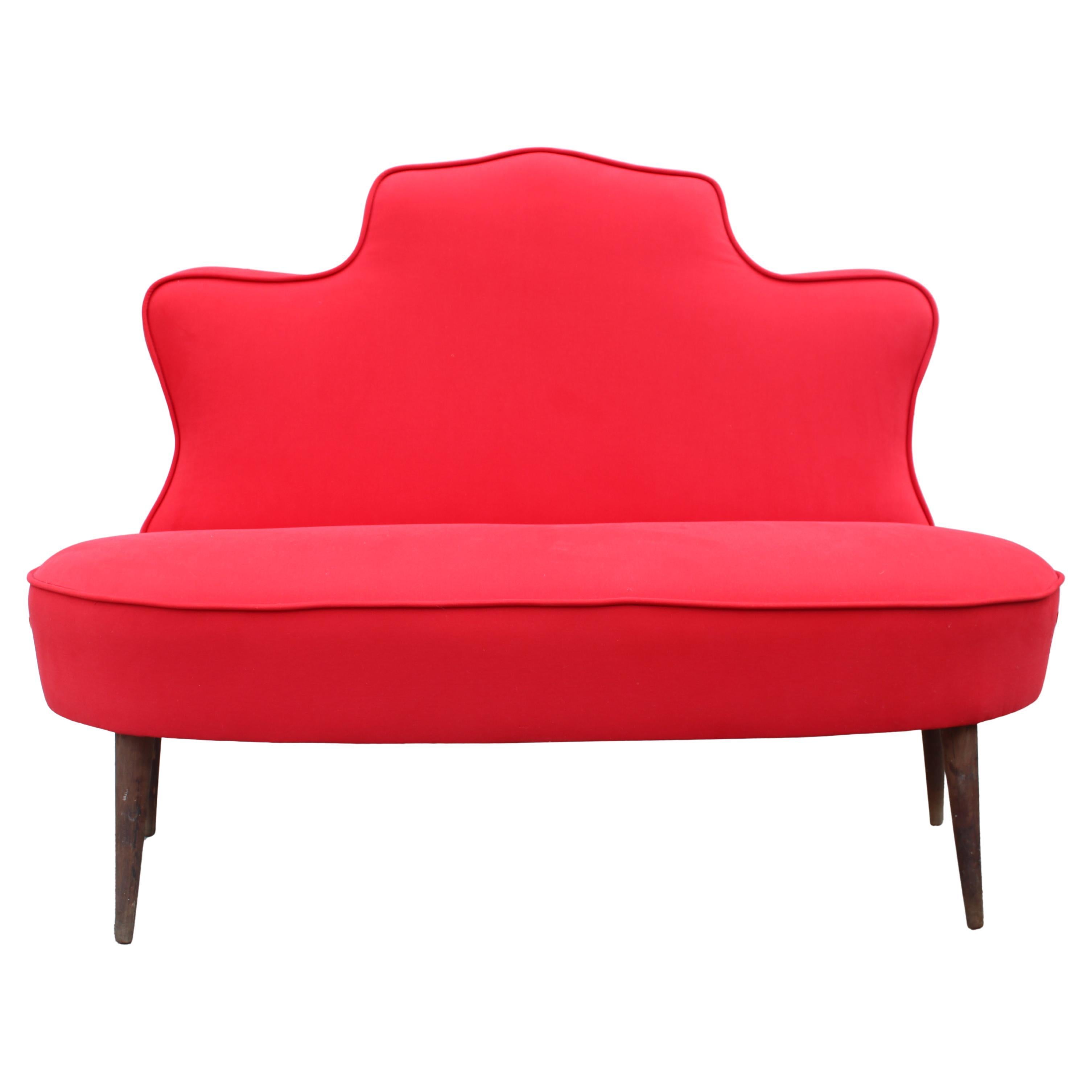 Divanetto Sagomato Italiano Cesare Lacca 1950 Tessuto Rosso Cardinale in vendita