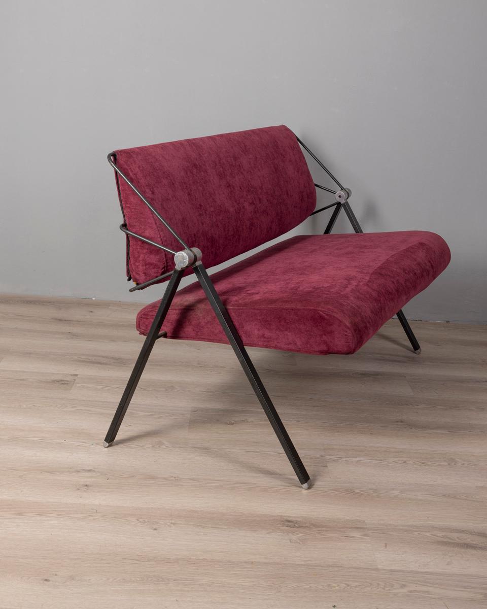 Divanetto a due posti, con struttura in metallo nero e cromato, rivestimento in tessuto Bordeaux, design Formanova, anni 70.

CONDIZIONI:
In buone condizioni, può presentare segni d'usura dati dal tempo.

DIMENSIONI: 
Altezza 75 cm; Larghezza 126