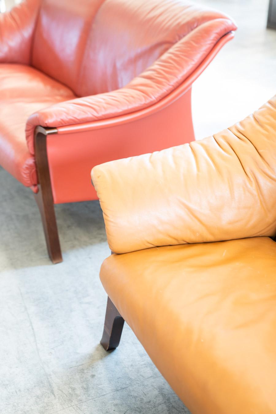 Frau cognacfarbene und burgunderfarbene Ledersofas, 1980er/'90er Jahre, 2er-Set
cognac- und bordeauxfarbene Ledersofas aus den 1980er/90er Jahren, Rahmen und Beine aus Nussbaum. Vollständig herausnehmbares Gänsedaunenfutter
Designer
