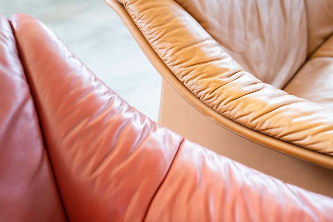Frau cognacfarbene und burgunderfarbene Ledersofas, 1980er/'90er Jahre, 2er-Set (Late 20th Century) im Angebot