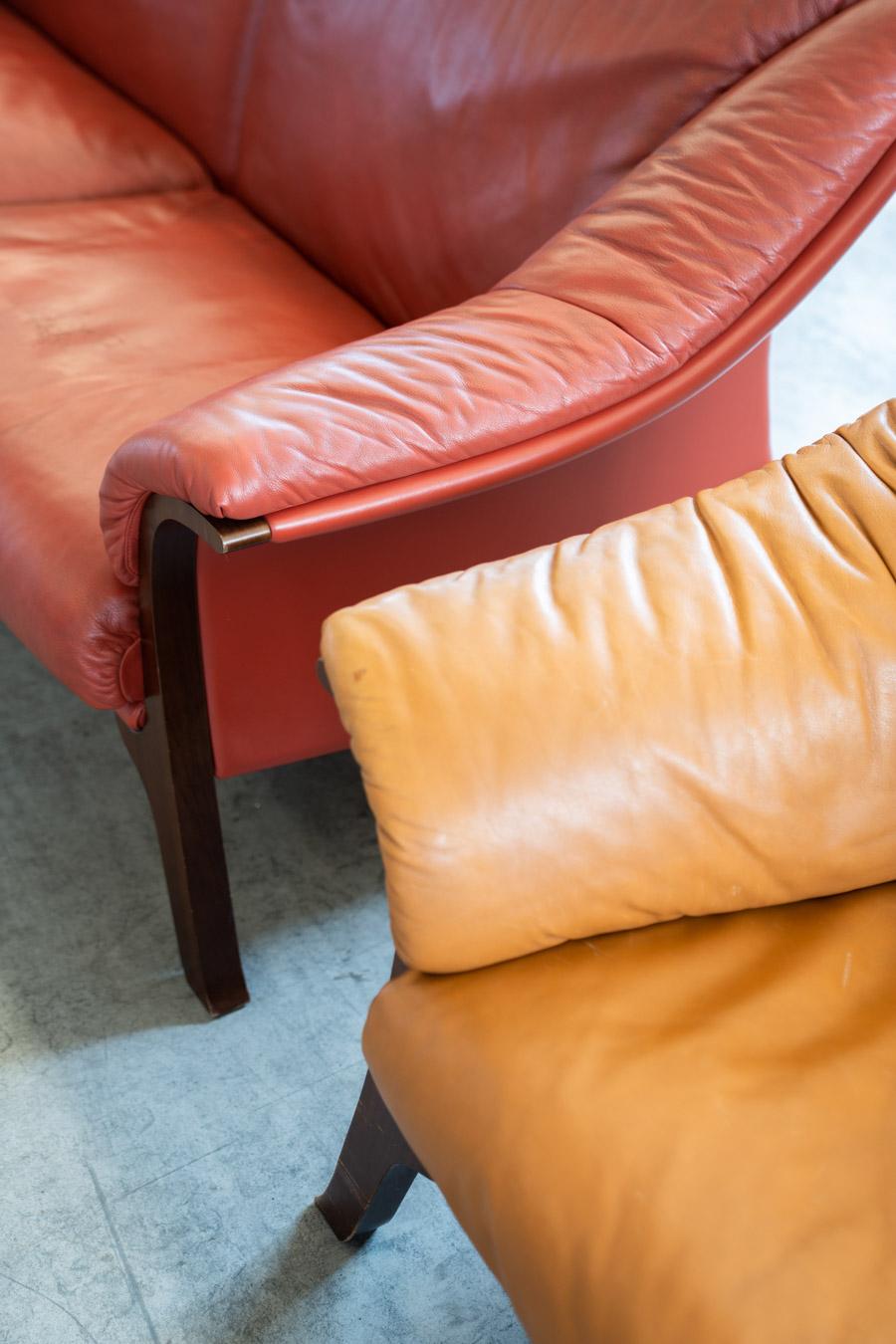 Frau cognacfarbene und burgunderfarbene Ledersofas, 1980er/'90er Jahre, 2er-Set im Angebot 1