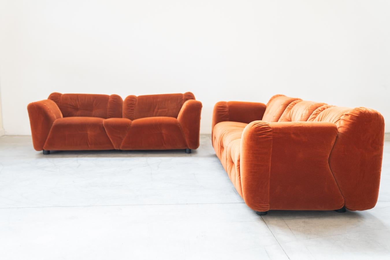 Orangefarbene Chenille-Sofas, zwei- und dreisitzig, 2er-Set, 1970er Jahre im Angebot 11