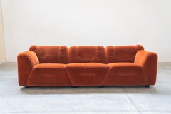 Divani in ciniglia arancioni, due e tre posti, set di 2, anni '70