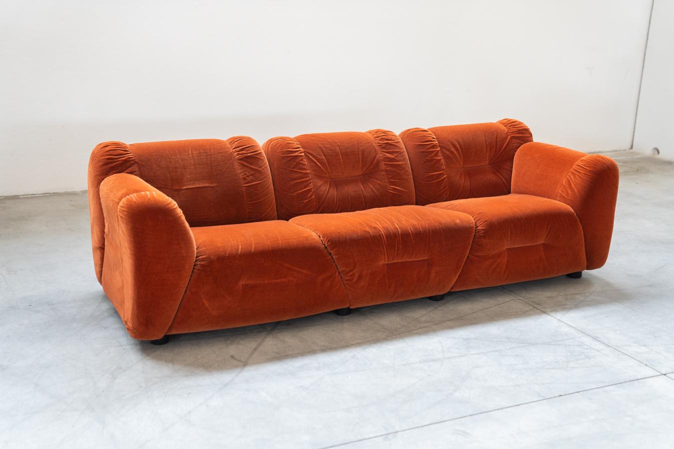 Orangefarbene Chenille-Sofas, zwei- und dreisitzig, 2er-Set, 1970er Jahre (Italian) im Angebot