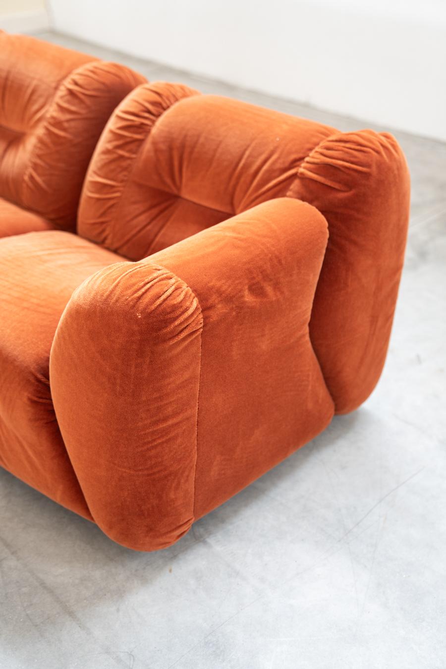 Orangefarbene Chenille-Sofas, zwei- und dreisitzig, 2er-Set, 1970er Jahre im Zustand „Gut“ im Angebot in Manzano, IT