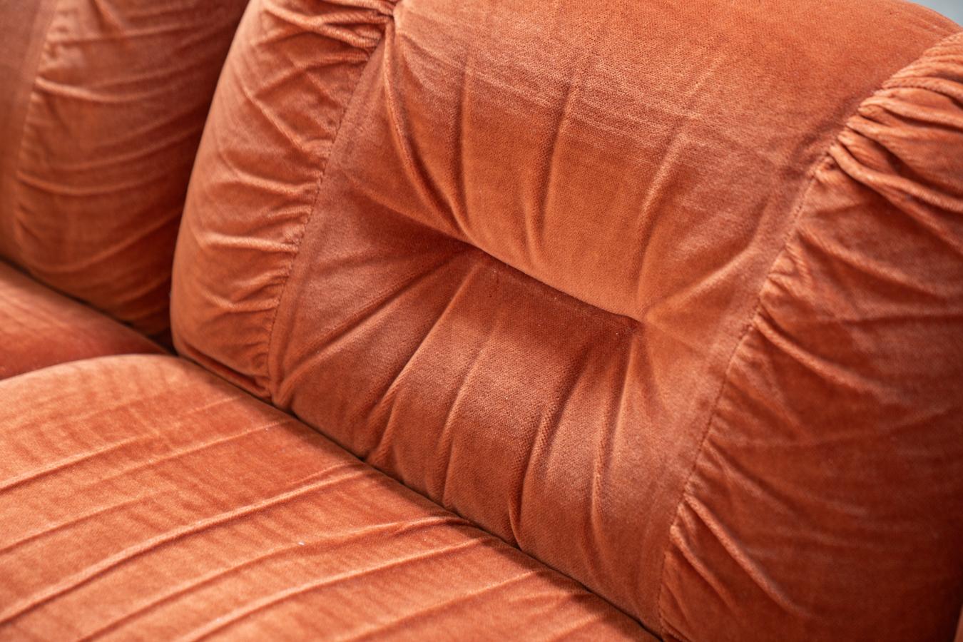 Orangefarbene Chenille-Sofas, zwei- und dreisitzig, 2er-Set, 1970er Jahre (Late 20th Century) im Angebot