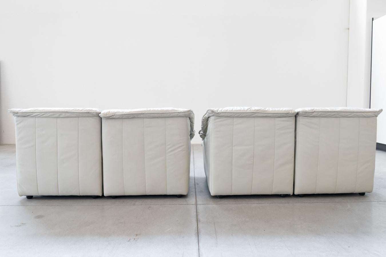 Canapés en cuir blanc avec table centrale extractible, 1970, ensemble de 2 en vente 4
