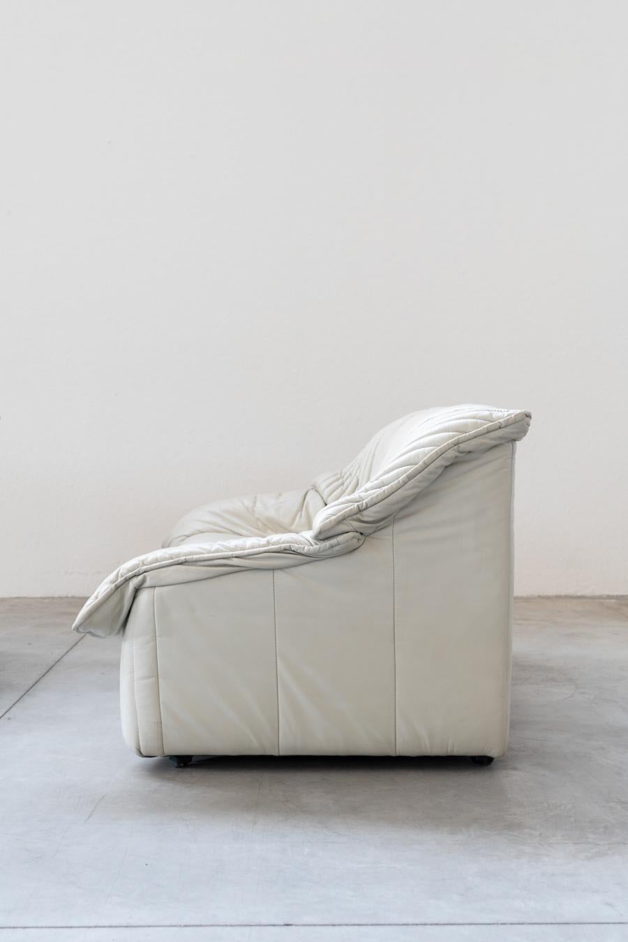Cuir Canapés en cuir blanc avec table centrale extractible, 1970, ensemble de 2 en vente