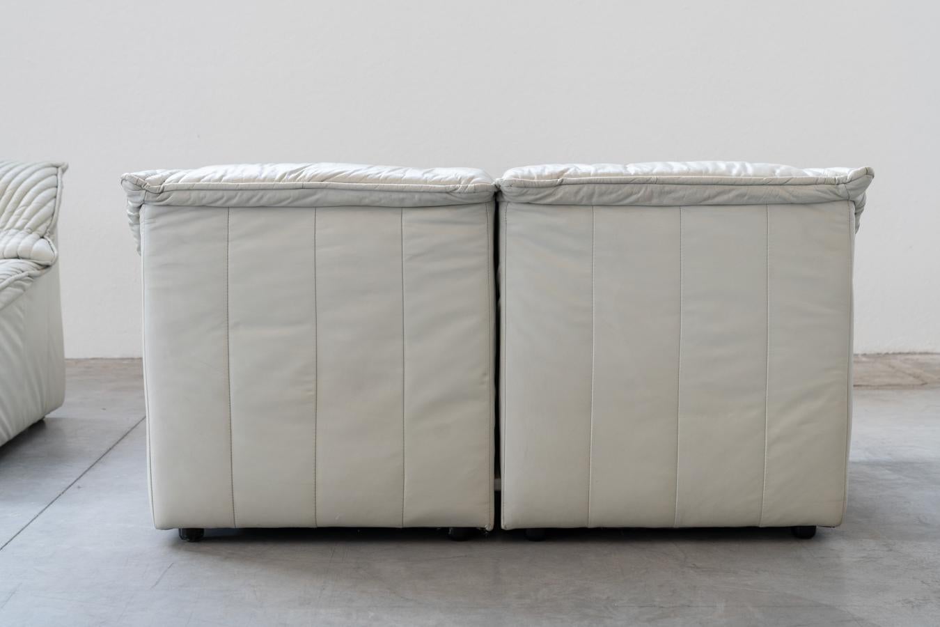 Canapés en cuir blanc avec table centrale extractible, 1970, ensemble de 2 en vente 1