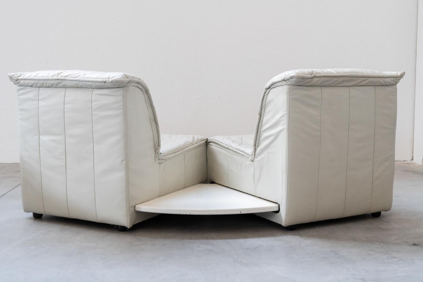 Canapés en cuir blanc avec table centrale extractible, 1970, ensemble de 2 en vente 2