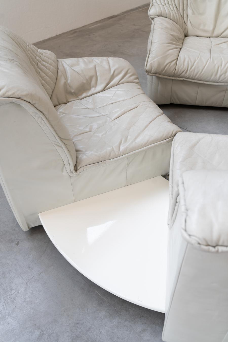 Canapés en cuir blanc avec table centrale extractible, 1970, ensemble de 2 en vente 3