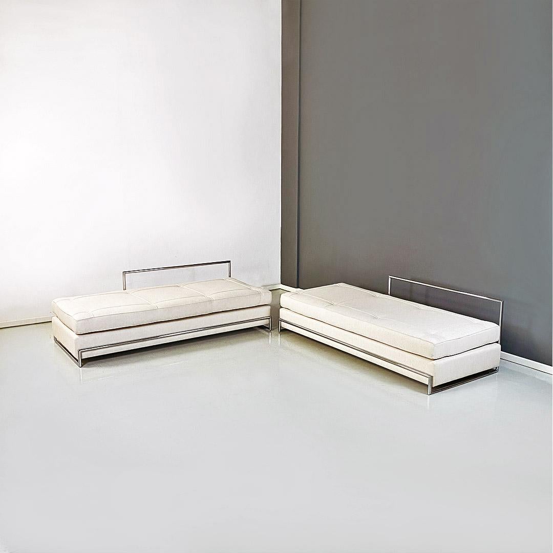 Divani daybed gemelli, dal disegno in stile Bauhaus, con struttura in tubolare d'acciaio cromato, seduta imbottita e rivestita in cotone bianco ed impunture sulla seduta.
Disegnati da Eileen Gray e prodotti da Alivar nel 1990 ca.
Ottime