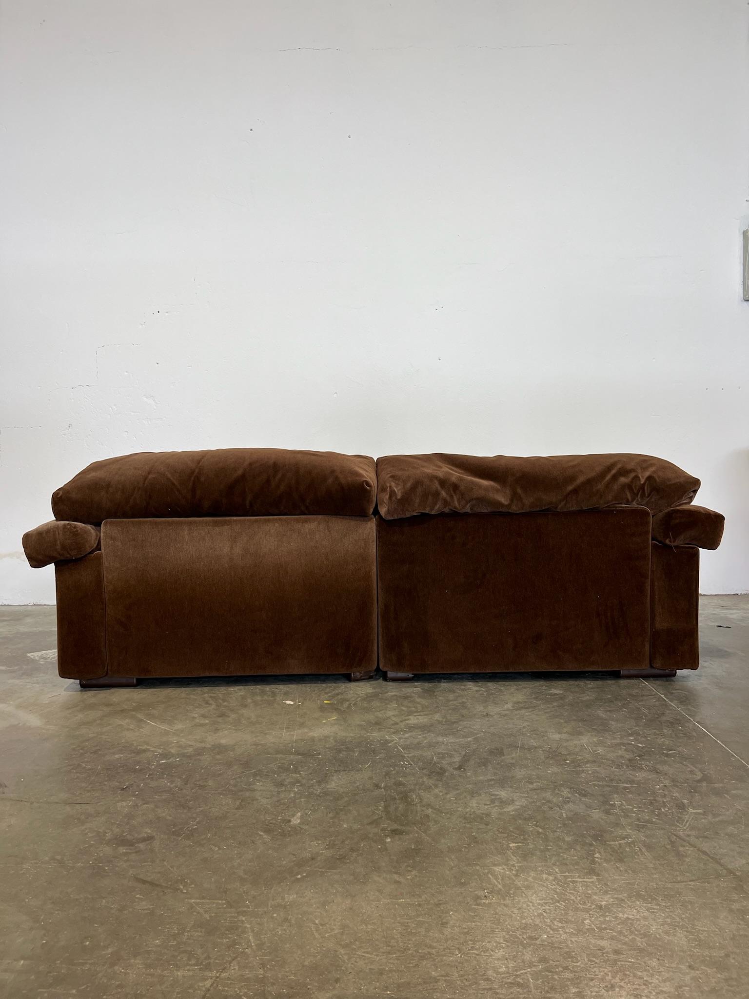 Scopri l’eleganza senza tempo del divano Erasmo di B&B Italia, un’icona del design firmata da Afra e Tobia Scarpa.  Realizzato in pregiato velluto marrone, questo capolavoro unisce comfort e raffinatezza, trasformando ogni soggiorno in uno spazio di