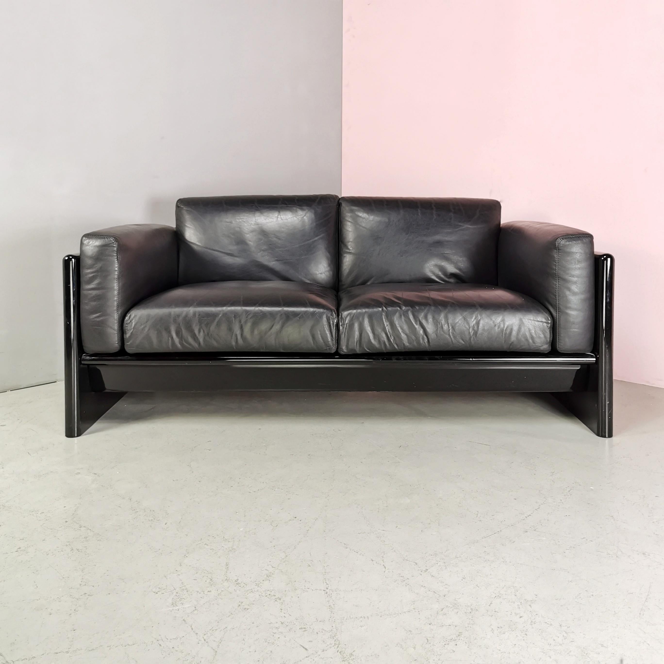 sofa part of the collection of furniture produced by Gavina belonging to the Studio Simon collection.
the fully lacquered frame make it a very elegant sofa even as a centerpiece considering that it is lacquered and finely finished back as well.
has