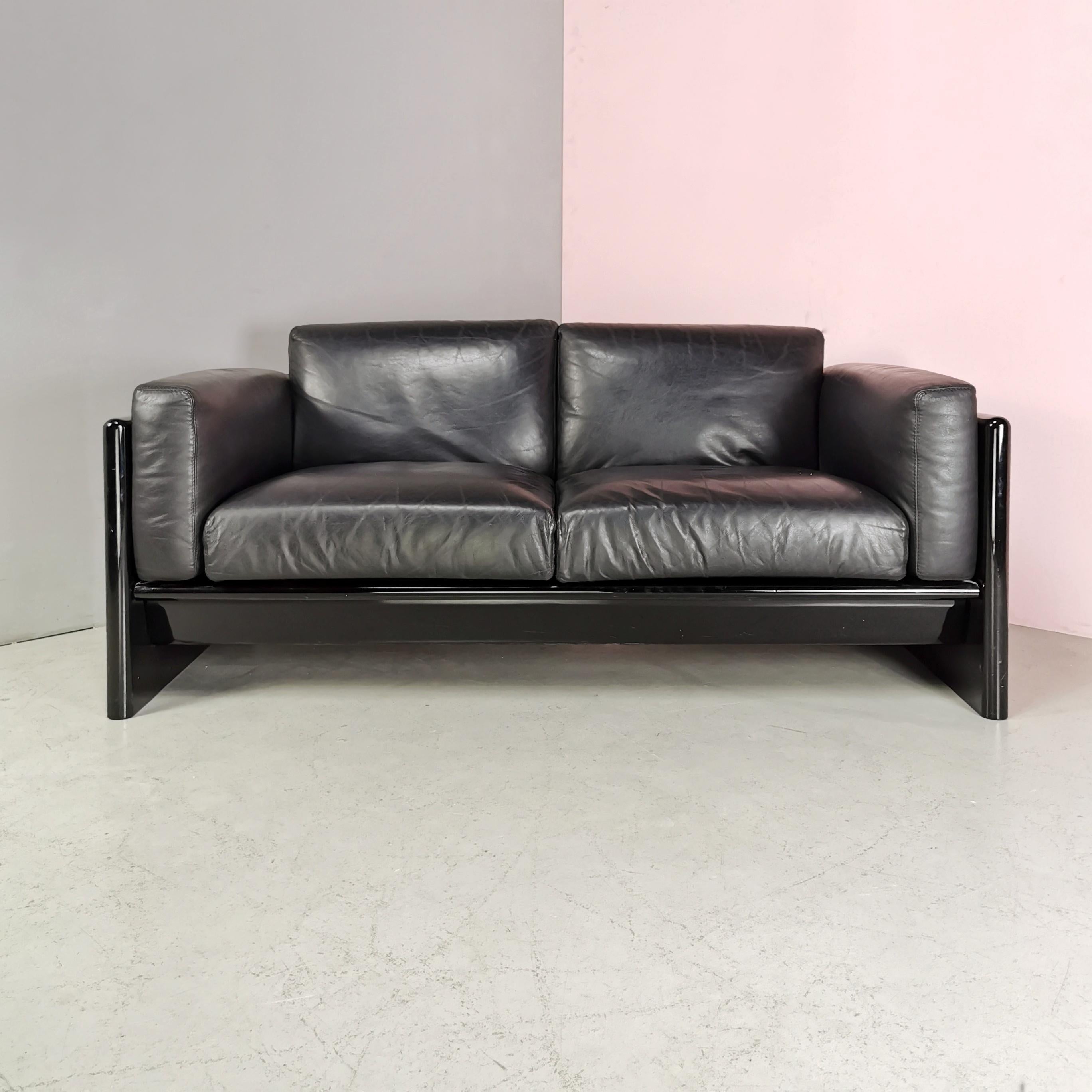 Studio Simon Schwarzes Leder 2-Sitzer Sofa von Gavina 1970s (Moderne der Mitte des Jahrhunderts) im Angebot