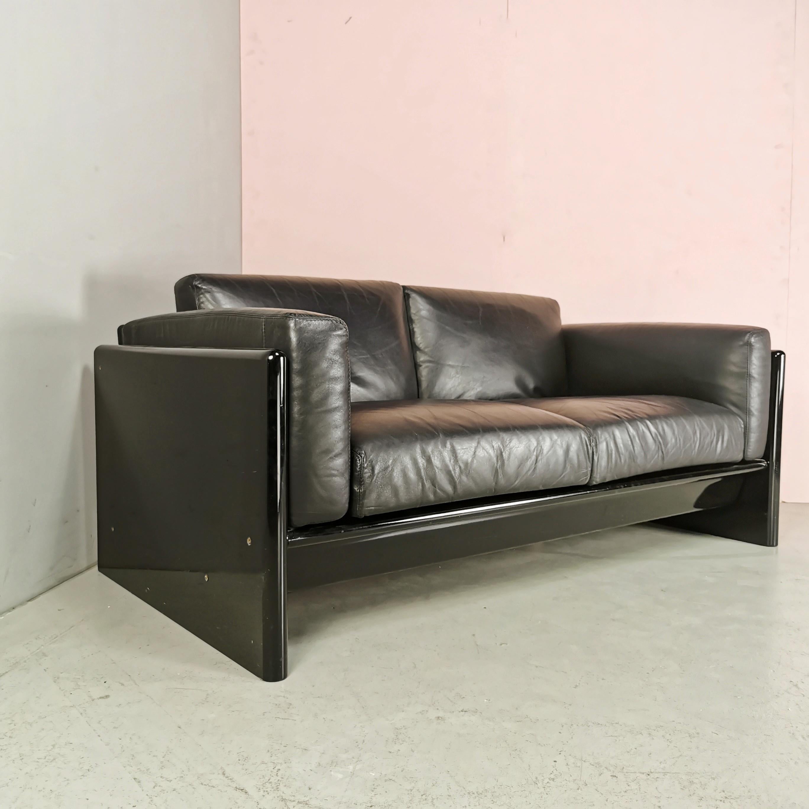 Studio Simon Schwarzes Leder 2-Sitzer Sofa von Gavina 1970s (Italian) im Angebot