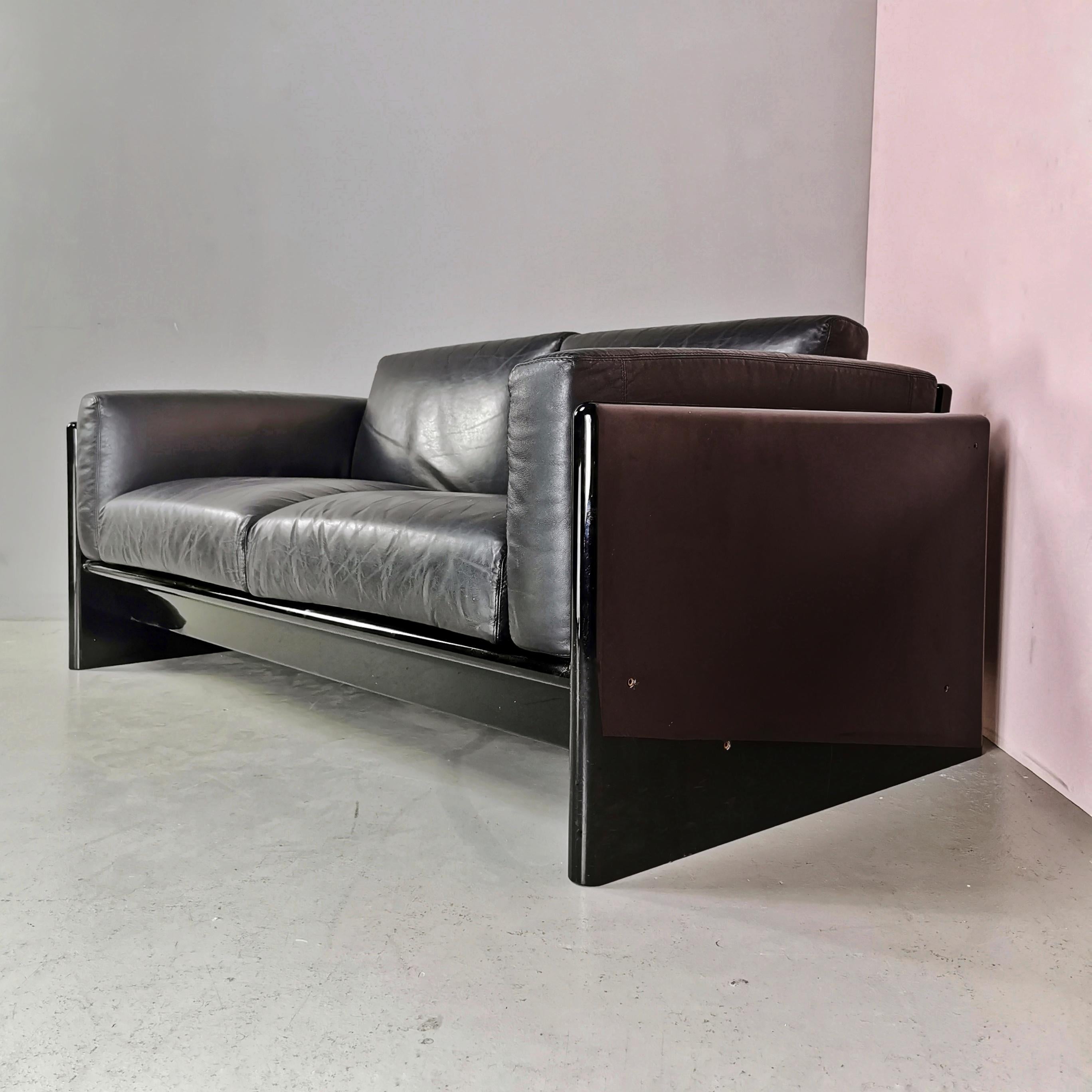 Studio Simon Schwarzes Leder 2-Sitzer Sofa von Gavina 1970s (Lackiert) im Angebot