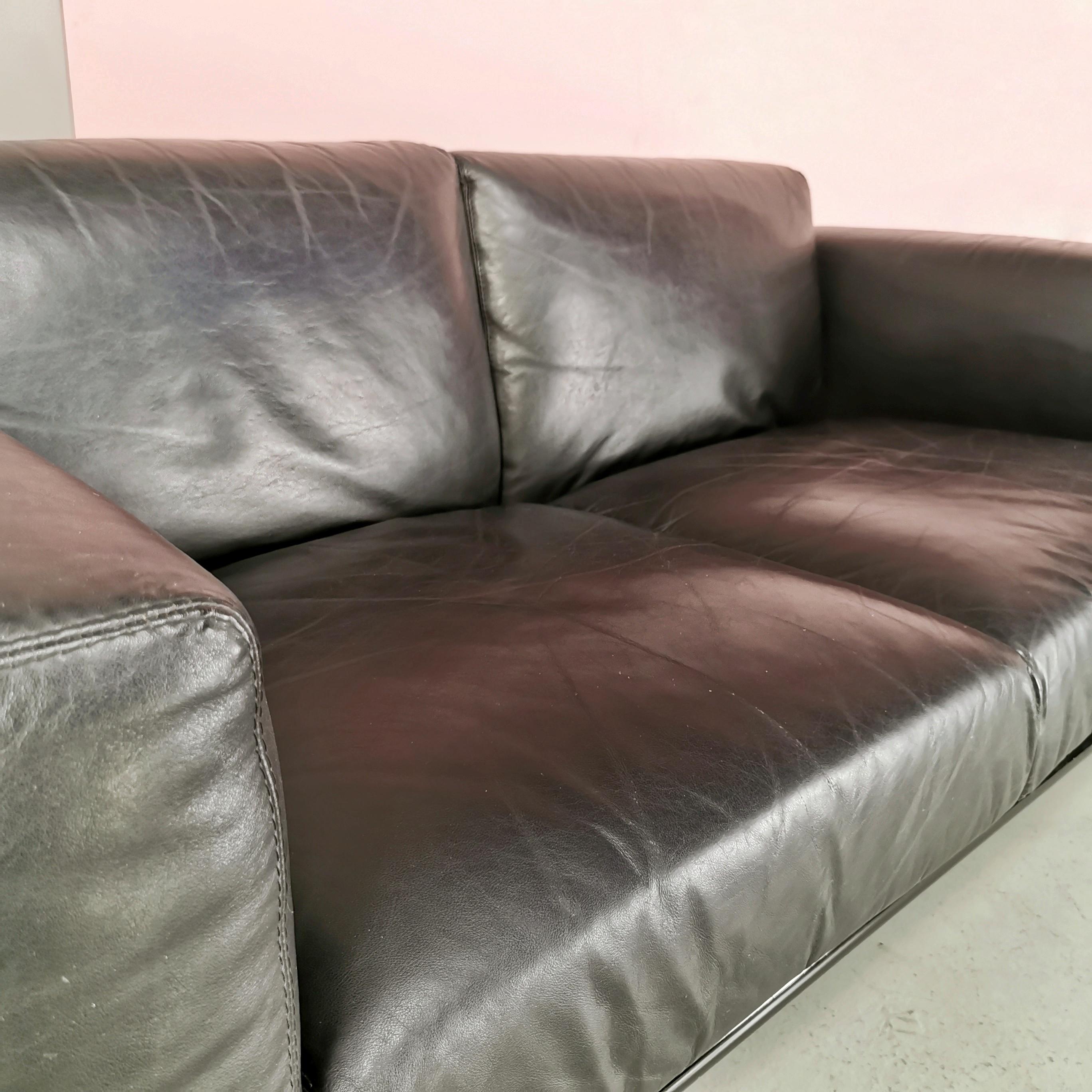 Studio Simon Schwarzes Leder 2-Sitzer Sofa von Gavina 1970s (20th Century) im Angebot