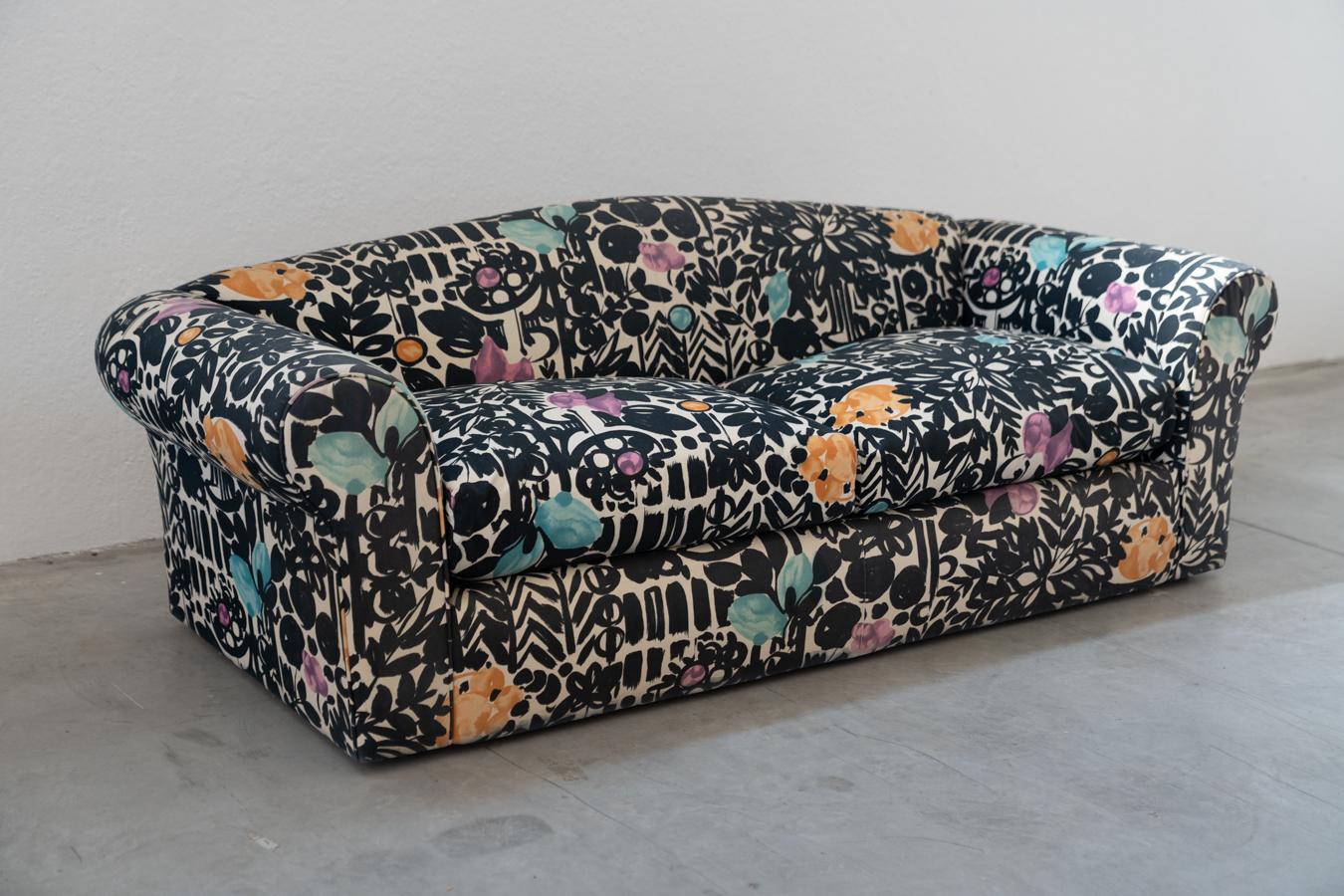 2-seater sofa , multicolored and cushions with removable covers 1970
Fabric Material
Multicolor Color
Standard Weight - Between 40kg and 80kg
Detailed Condition Good - This vintage/antique item may show some signs of wear such as scratches and other