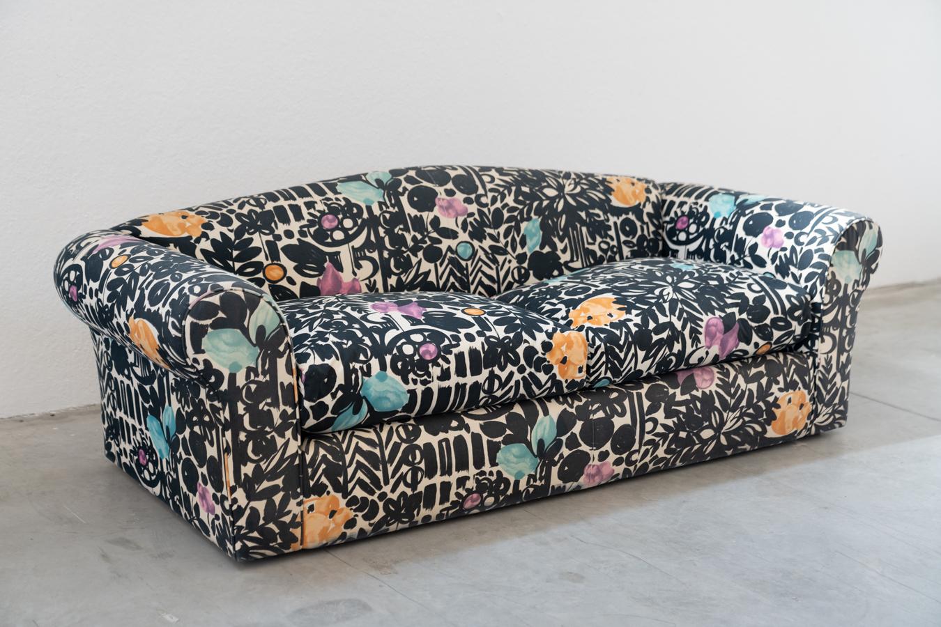 Italian 2-seater sofa , multicolored and cushions with removable covers 1970 For Sale
