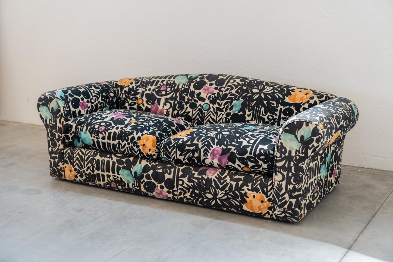 2-seater sofa , multicolored and cushions with removable covers 1970 In Good Condition For Sale In Manzano, IT