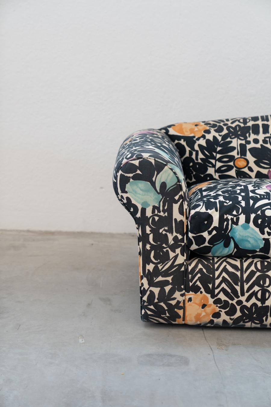 Late 20th Century 2-seater sofa , multicolored and cushions with removable covers 1970 For Sale