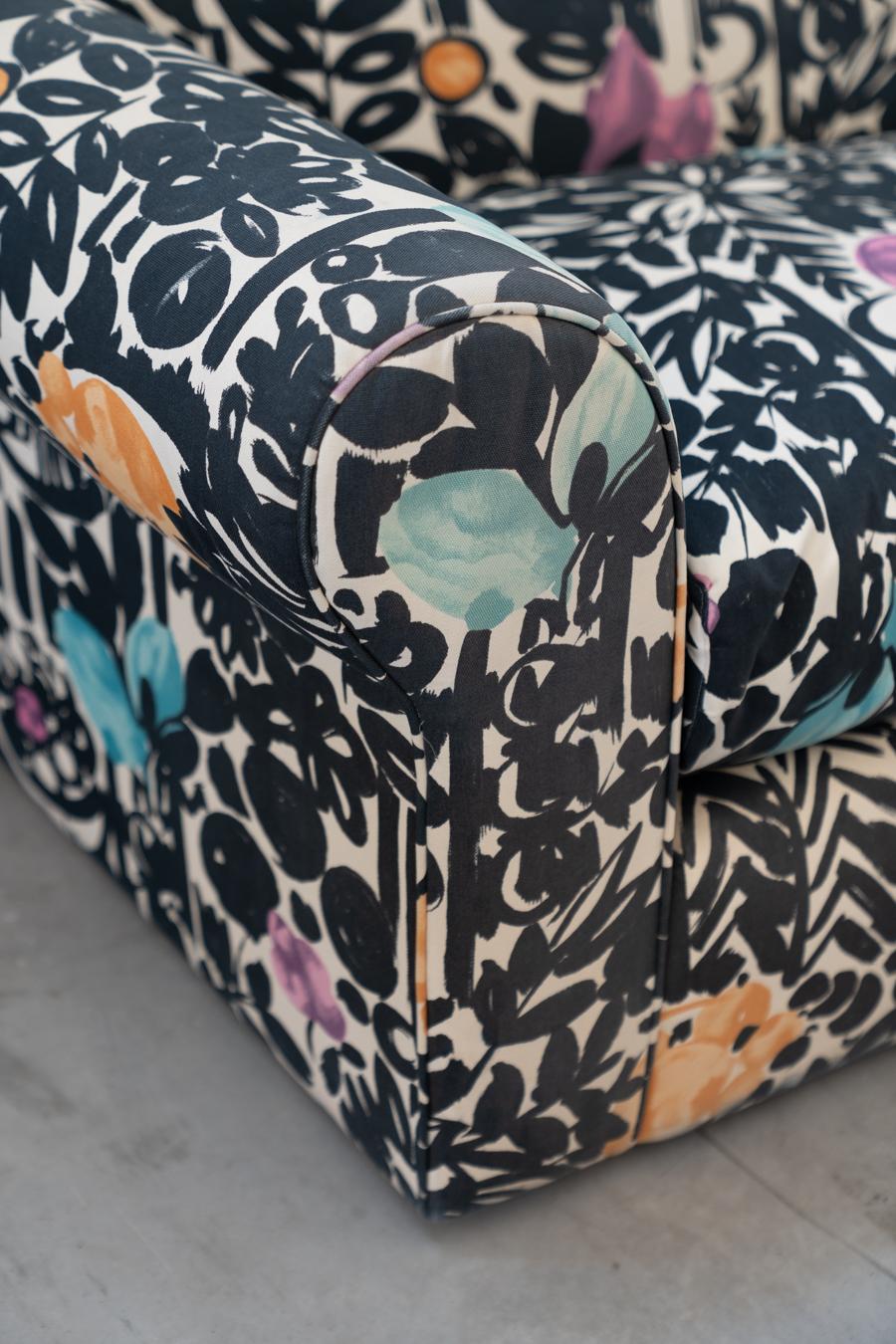 Fabric 2-seater sofa , multicolored and cushions with removable covers 1970 For Sale