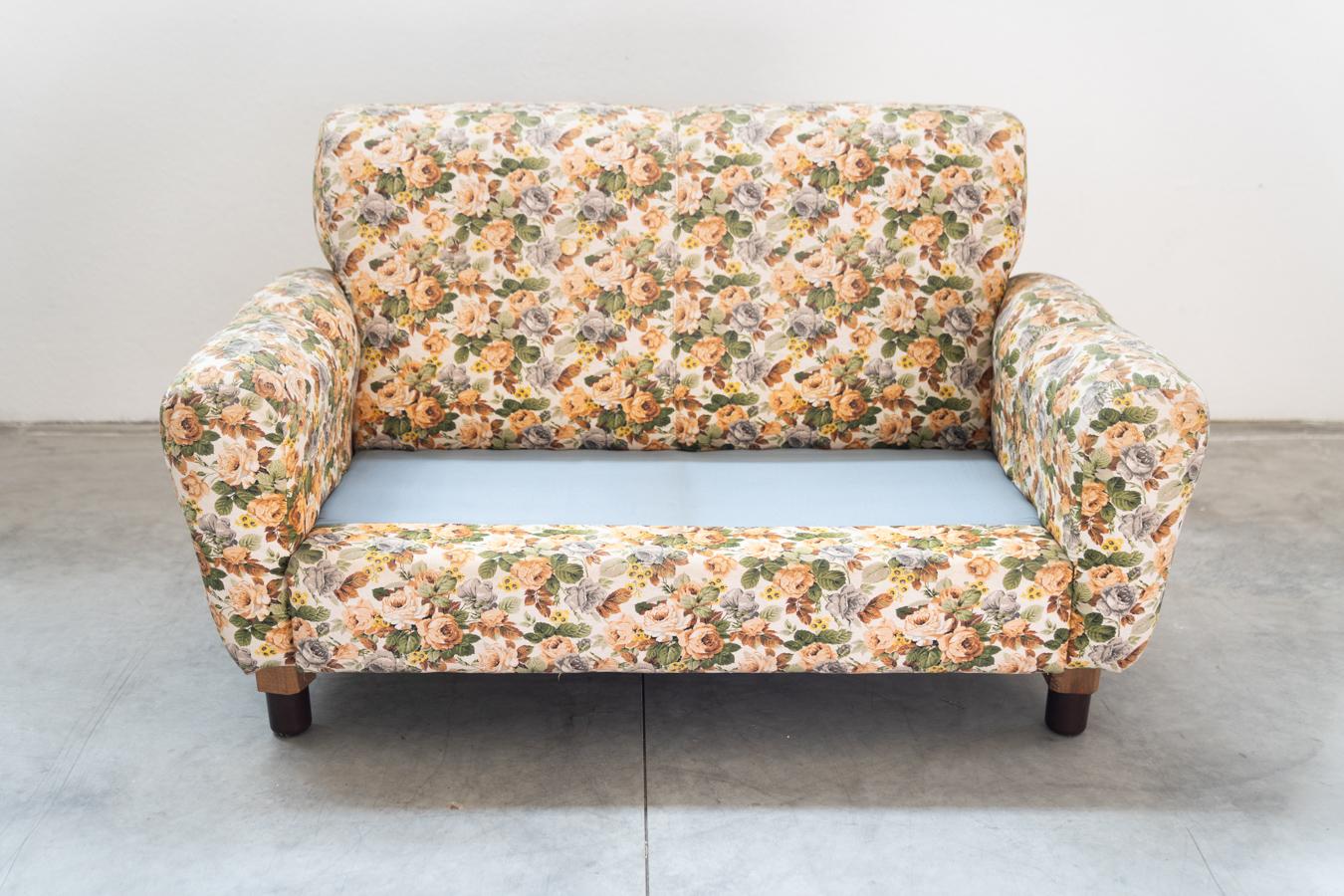 2-seater sofa, floral fabric, wooden frame, plastic feet and woodn For Sale 10