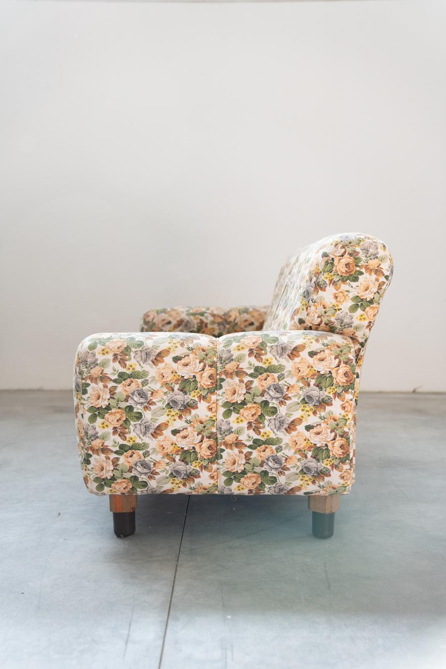 2-seater sofa, floral fabric, wooden frame, plastic feet and woodn For Sale 12