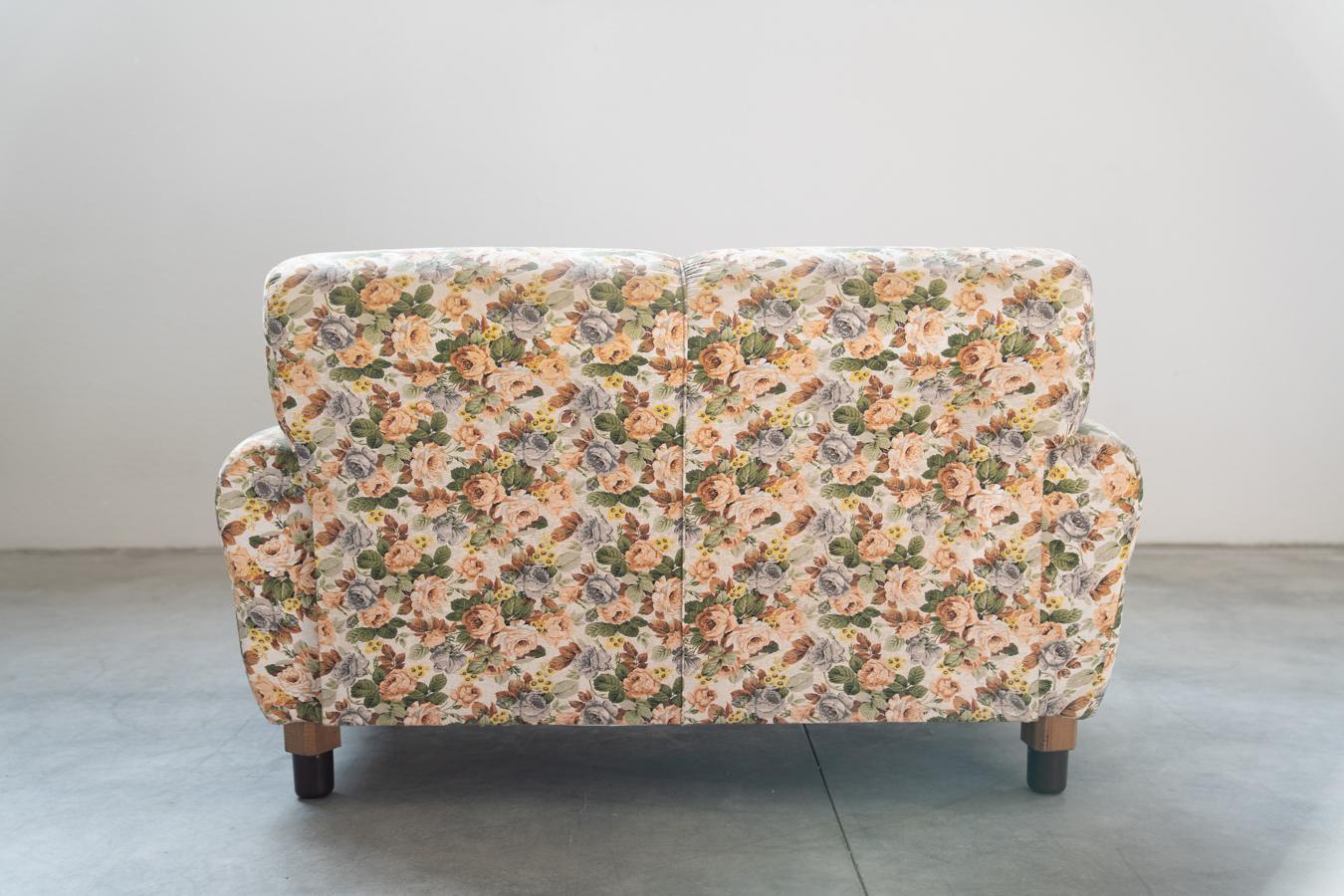 2-seater sofa, floral fabric, wooden frame, plastic feet and woodn For Sale 13