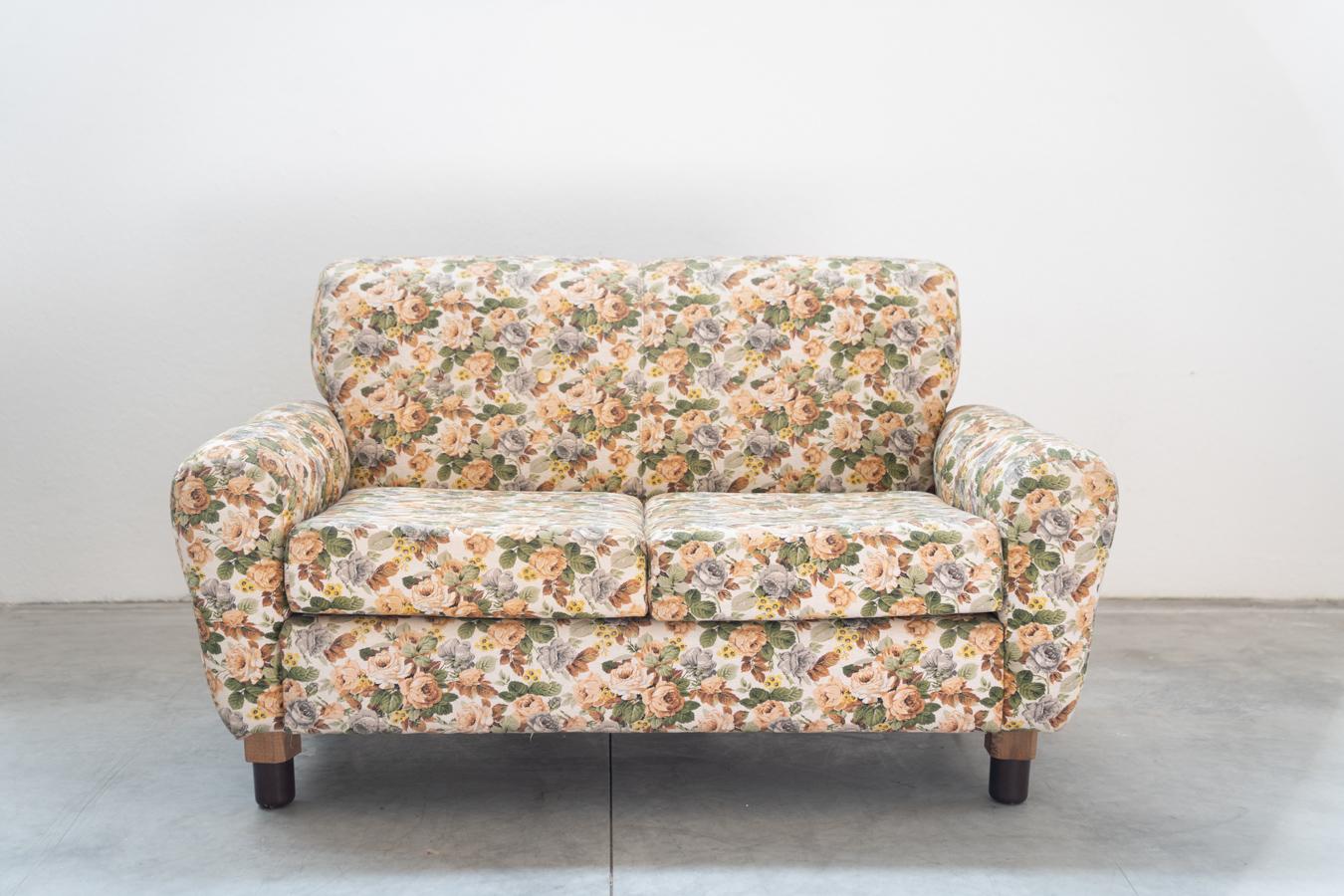 2-seater sofa, floral fabric, wood frame, plastic and wood feet, 1970s
DESCRIPTION                          
PIECES                                      1
DESIGN PERIOD            1970-1979
PRODUCTION YEAR           1970
COUNTRY OF PRODUCTION       
