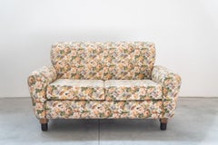 Sofá de 2 plazas, tela floral, estructura de madera, pies de plástico y madera