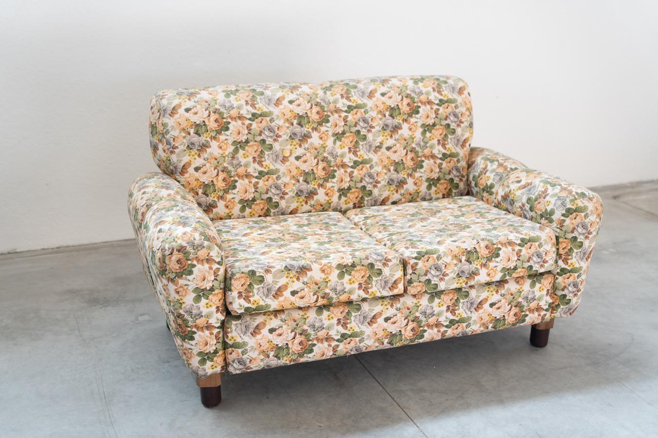 Italian 2-seater sofa, floral fabric, wooden frame, plastic feet and woodn For Sale