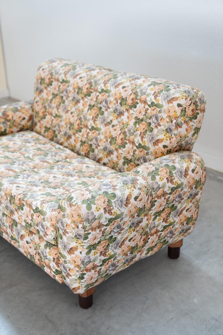 2-seater sofa, floral fabric, wooden frame, plastic feet and woodn In Good Condition For Sale In Manzano, IT