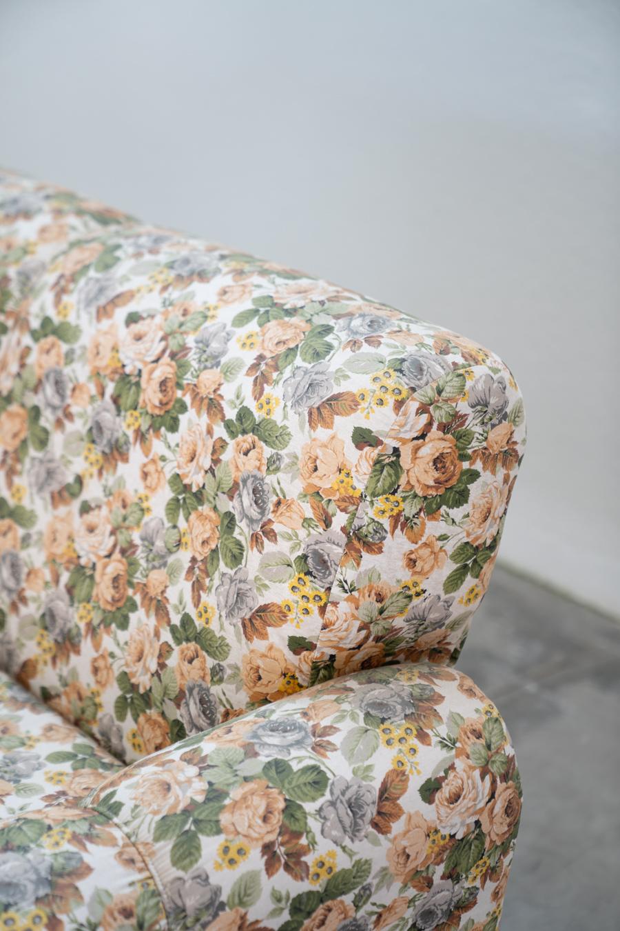 Late 20th Century 2-seater sofa, floral fabric, wooden frame, plastic feet and woodn For Sale