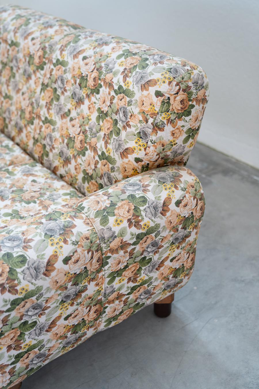 2-Sitzer-Sofa, geblümter Stoff, Holzgestell, Füße aus Kunststoff und Holz im Angebot 4