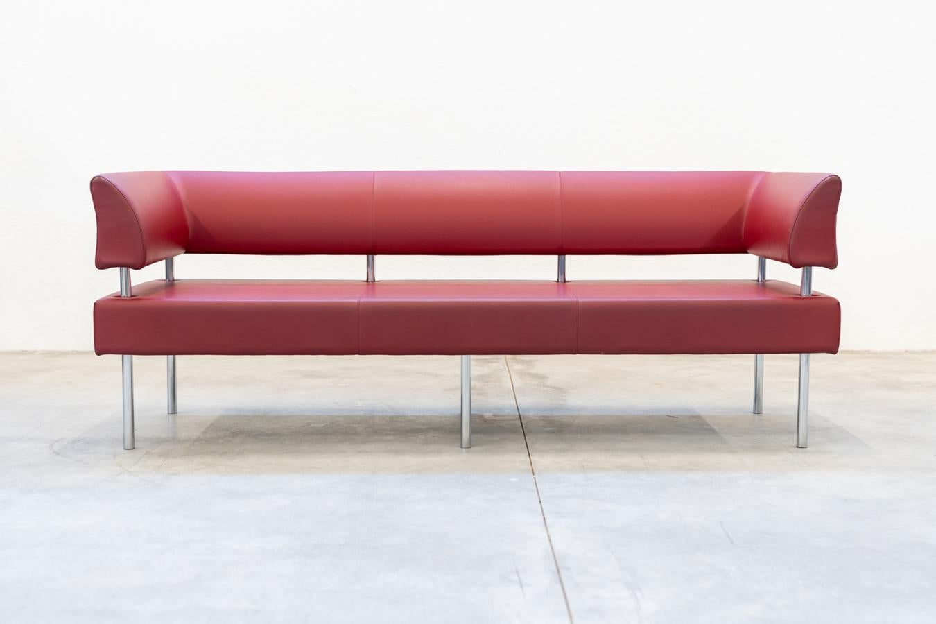 3-seater Business Class sofa in red leather and chrome iron feet,1990s
Beauty Star upholstered sofa	, made in Italy, with shapes that emphasize 	reliability and excellent choice for office furniture installation.
Style
Vintage
Periodo del
