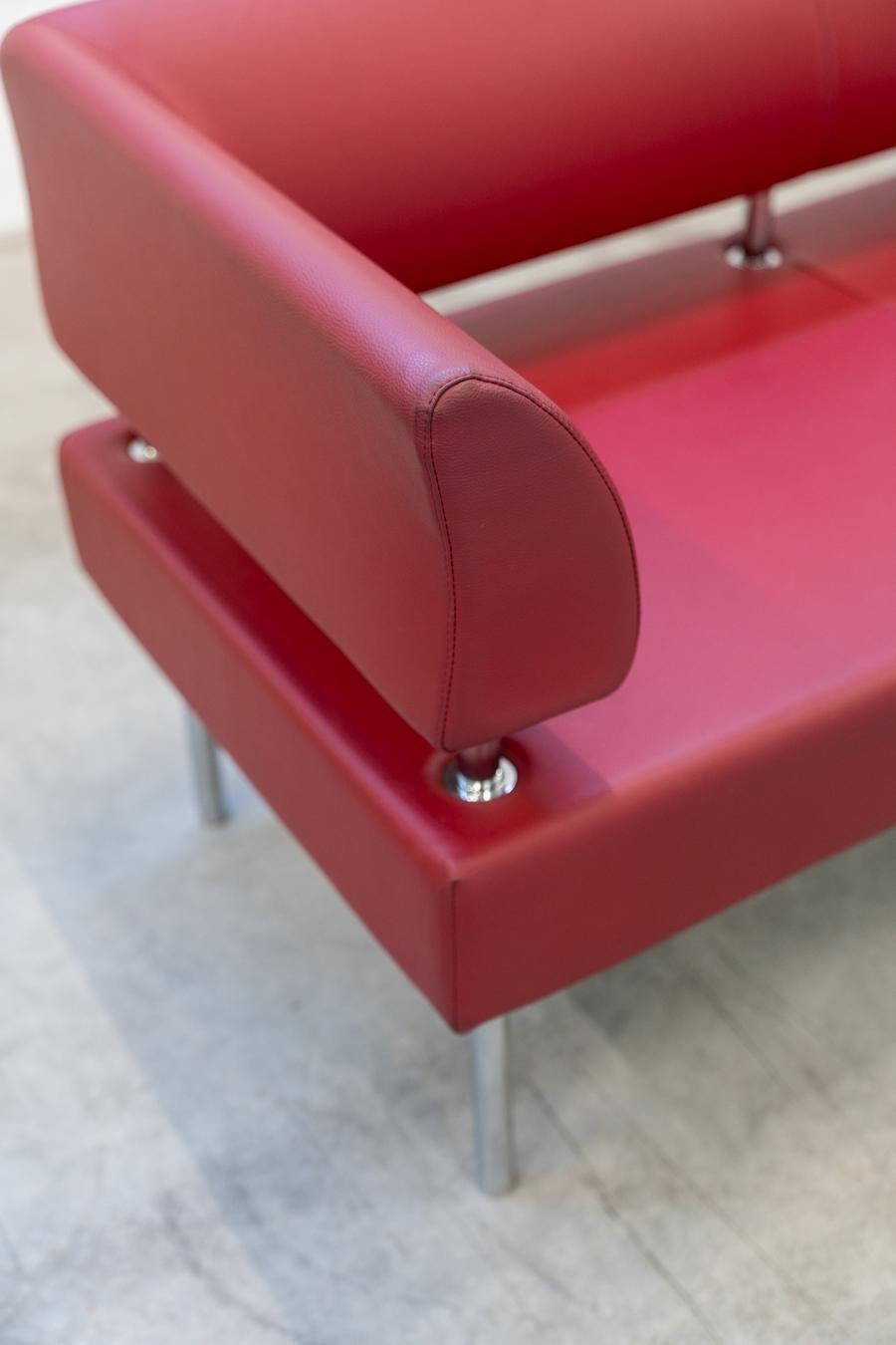 Red leather 3-seater Business Class sofa with chrome iron feet, 1990s In Good Condition In Manzano, IT