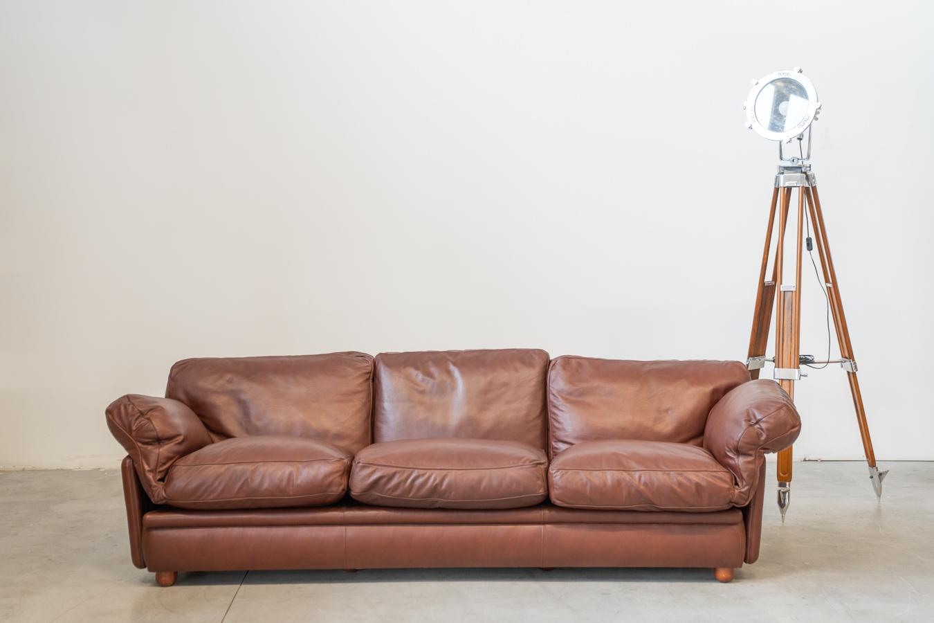 Frau leather 3-seater sofa and two armchairs, 1980-1990
Provided with down pillows
	Sofa measurements: H74 x W240 x D100 - H seat 45 cm
	Armchair measurements: H74 x W110 x D100 - H seat 45 cm
	Total kilograms 160

PIECES	3				

DESIGN