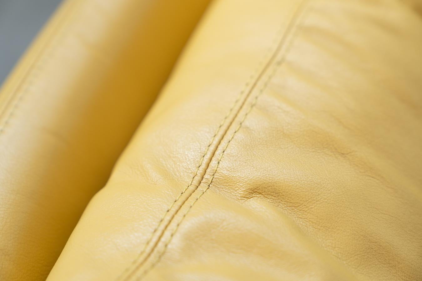 Canapé 3 places et deux fauteuils en cuir jaune vintage des années 1970, conçus par Ammain en vente 5