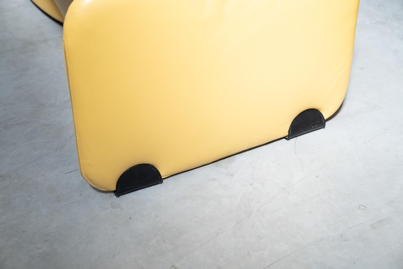 Canapé 3 places et deux fauteuils en cuir jaune vintage des années 1970, conçus par Ammain en vente 7