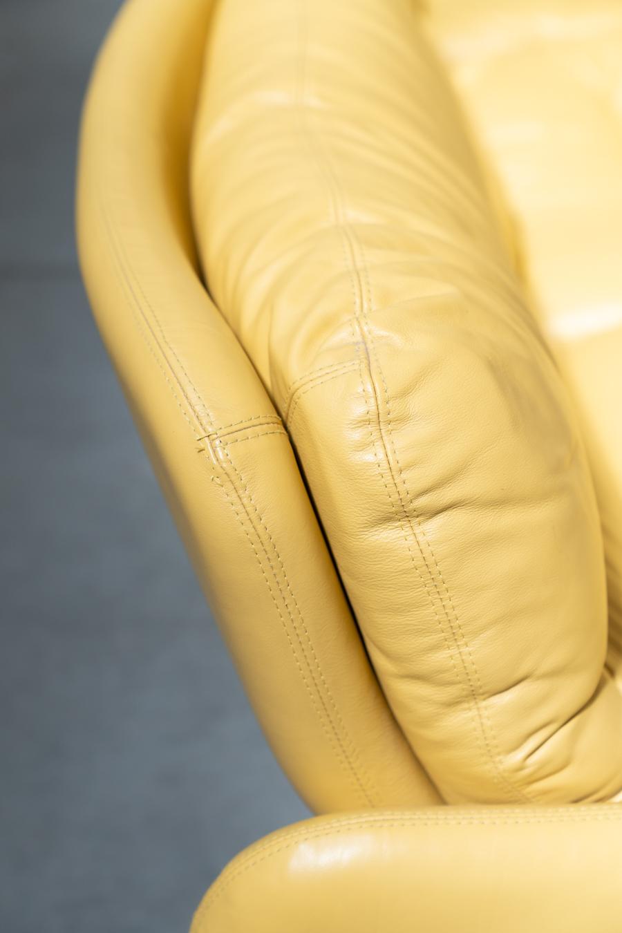 Canapé 3 places et deux fauteuils en cuir jaune vintage des années 1970, conçus par Ammain en vente 8