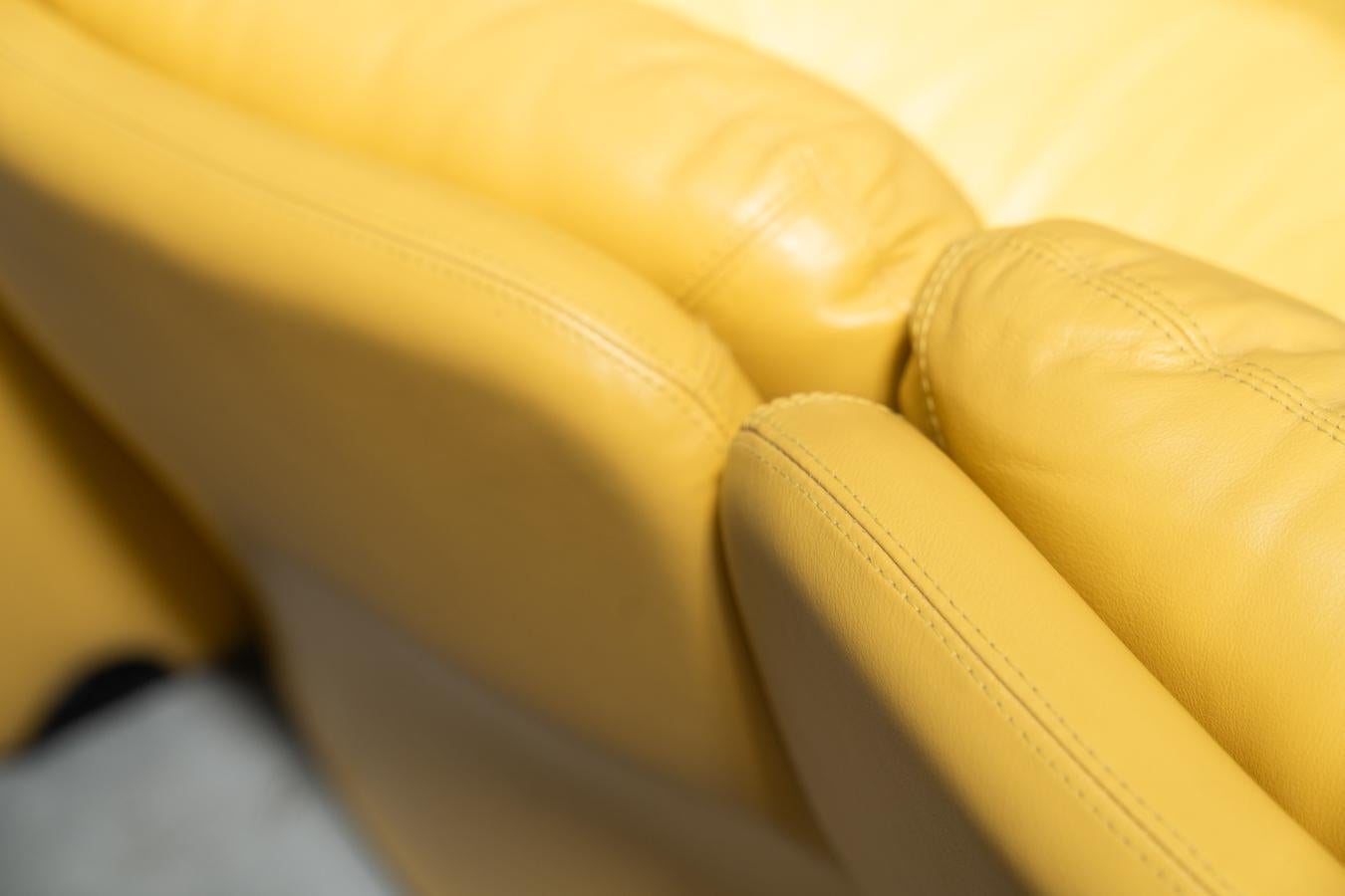 Canapé 3 places et deux fauteuils en cuir jaune vintage des années 1970, conçus par Ammain en vente 9