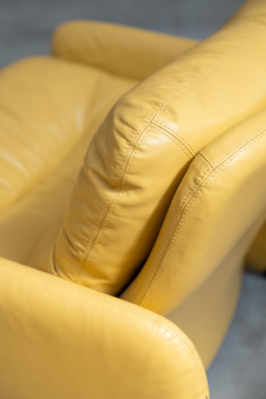 Canapé 3 places et deux fauteuils en cuir jaune vintage des années 1970, conçus par Ammain en vente 10