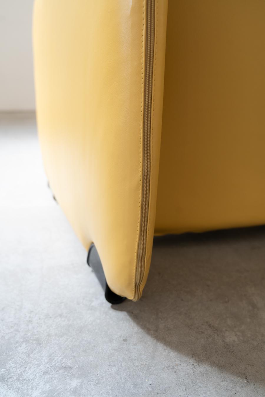 Canapé 3 places et deux fauteuils en cuir jaune vintage des années 1970, conçus par Ammain en vente 11