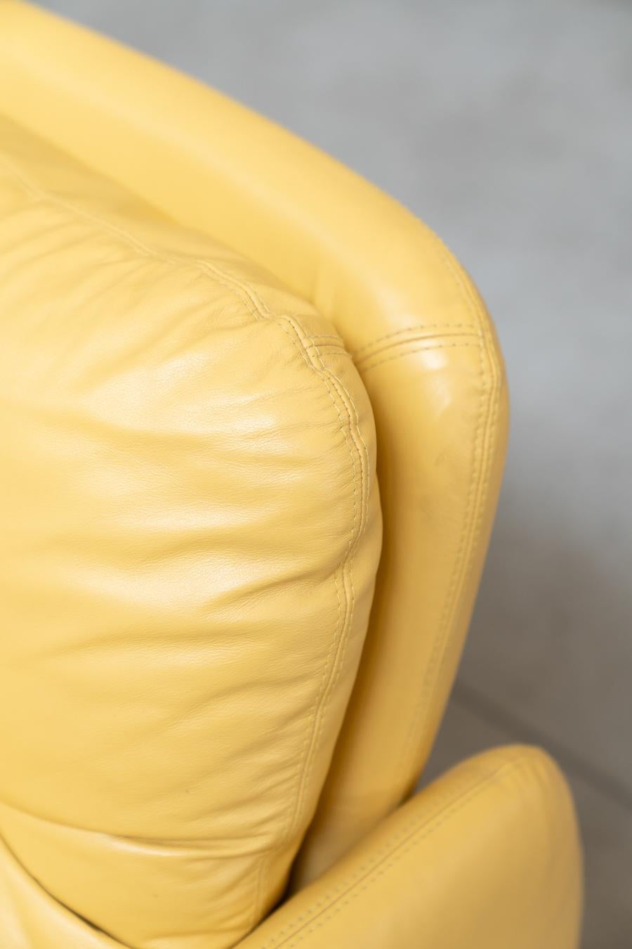 Canapé 3 places et deux fauteuils en cuir jaune vintage des années 1970, conçus par Ammain en vente 12