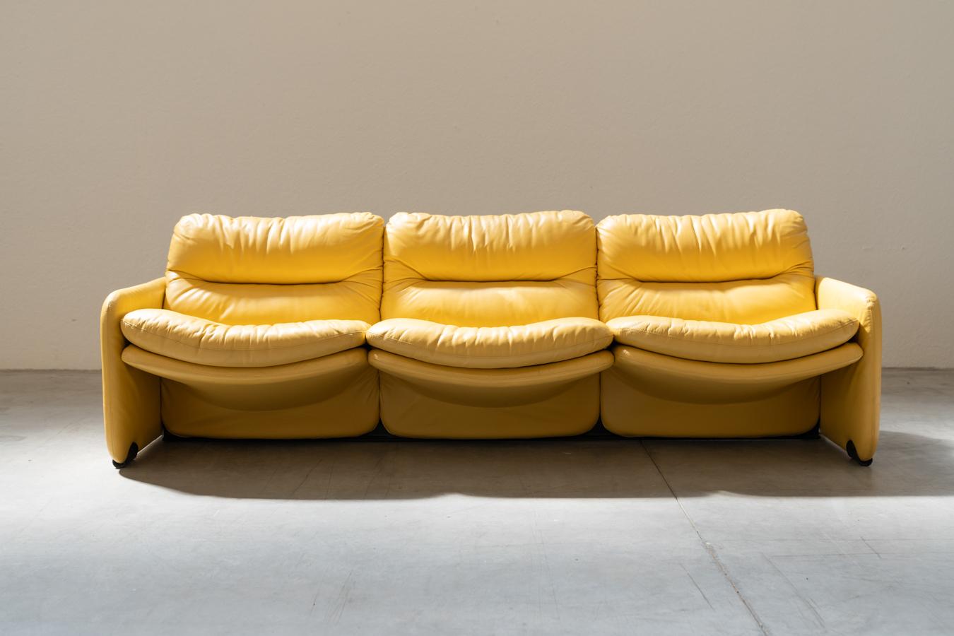 Italian Canapé 3 places et deux fauteuils en cuir jaune vintage des années 1970, conçus par Ammain en vente