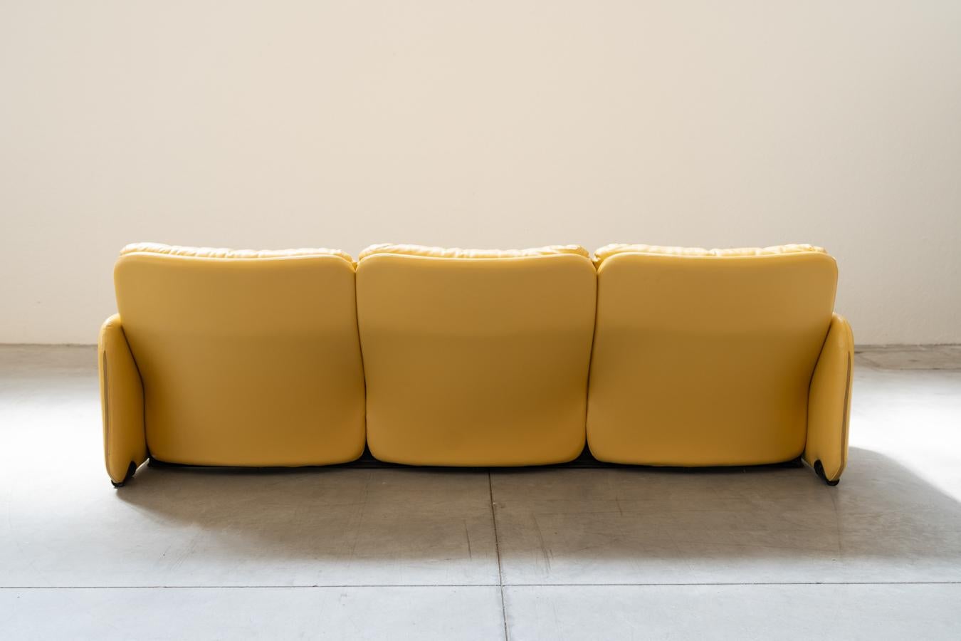 Canapé 3 places et deux fauteuils en cuir jaune vintage des années 1970, conçus par Ammain Excellent état - En vente à Manzano, IT