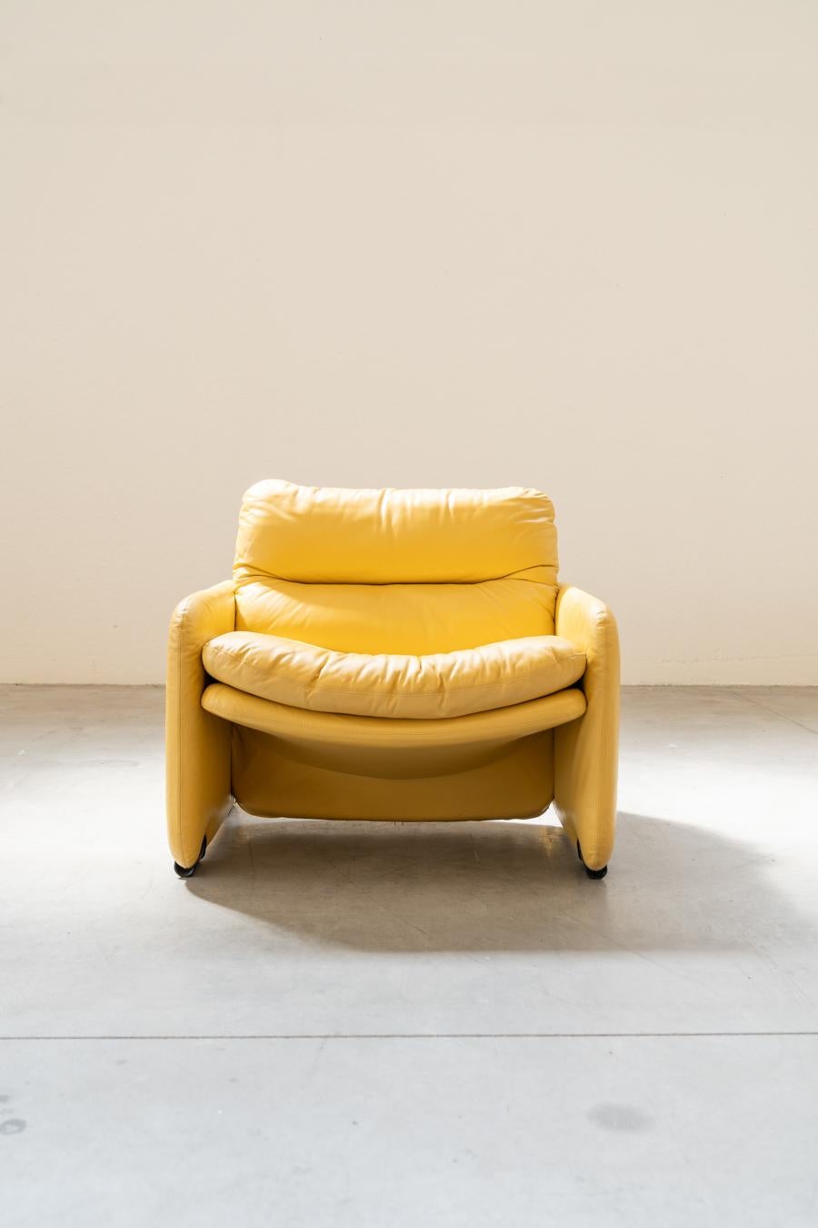 Late 20th Century Canapé 3 places et deux fauteuils en cuir jaune vintage des années 1970, conçus par Ammain en vente